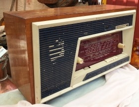 Radio de válvulas antigua. Marca SCHNEIDER MAMBO. Precioso objeto años 60-70