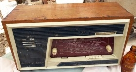 Radio de válvulas antigua. Marca SCHNEIDER MAMBO. Precioso objeto años 60-70