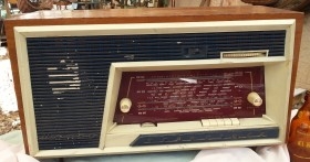 Radio de válvulas antigua. Marca SCHNEIDER MAMBO. Precioso objeto años 60-70