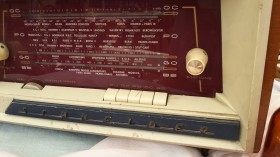Radio de válvulas antigua. Marca SCHNEIDER MAMBO. Precioso objeto años 60-70