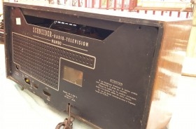 Radio de válvulas antigua. Marca SCHNEIDER MAMBO. Precioso objeto años 60-70