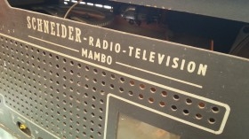 Radio de válvulas antigua. Marca SCHNEIDER MAMBO. Precioso objeto años 60-70