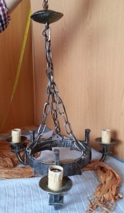 Lámpara en hierro. Tres brazos. Estilo medieval