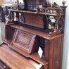 Armonio antiguo de 1.880. Origen británico. Con marca fabricante. Impresionante instrumento en perfecto estado.