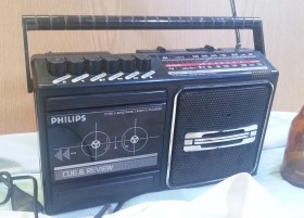 Radio-cassette marca PHILIPS. Viejo aparato.