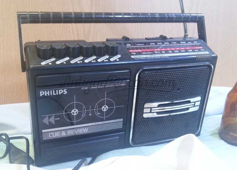 Radio-cassette marca PHILIPS. Viejo aparato.