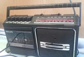 Radio-cassette marca PHILIPS. Viejo aparato.