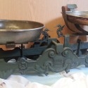 Balanza de hierro con platillos. Años 40 Para decoración. Fuerte y rústica.
