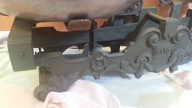 Balanza de hierro con platillos. Años 40 Para decoración. Fuerte y rústica.