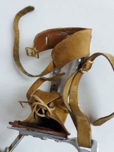Zapatos ortopédicos años 40. Para niño. Plantillas correctoras.