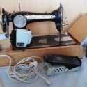 Máquina de coser antigua. Marca SINGER. Eléctrica.