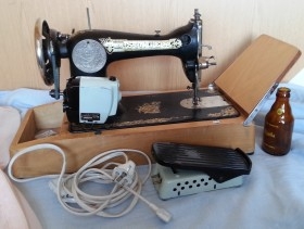 Máquina de coser antigua. Marca SINGER. Eléctrica.