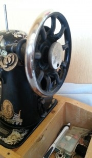 Máquina de coser antigua. Marca SINGER. Eléctrica.