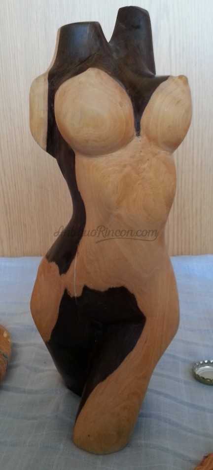 Busto de Mujer desnuda en madera. Origen cubano