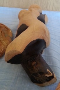 Busto de Mujer desnuda en madera. Origen cubano