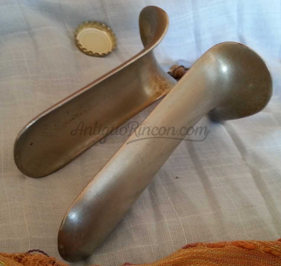 Espéculo vaginal antiguo. Instrumental médico.