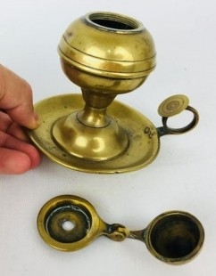 Lamparilla de aceite en bronce. Viejo objeto todavía útil. Capuchina.