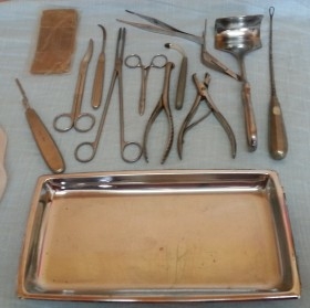Bandeja hospitalaria con 13 Instrumentos Quirúrgicos.