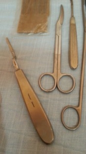 Bandeja hospitalaria con 13 Instrumentos Quirúrgicos.