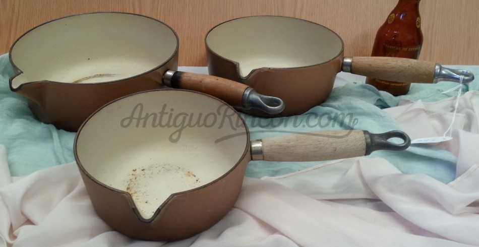 Cazos en hierro. Esmaltados color beis. Colección de 3 cazos. Antiguo conjunto de los años 60-70 Cazos en hierro. Esmaltados color beis. Colección de 3 cazos. Antiguo conjunto de los años 60-70