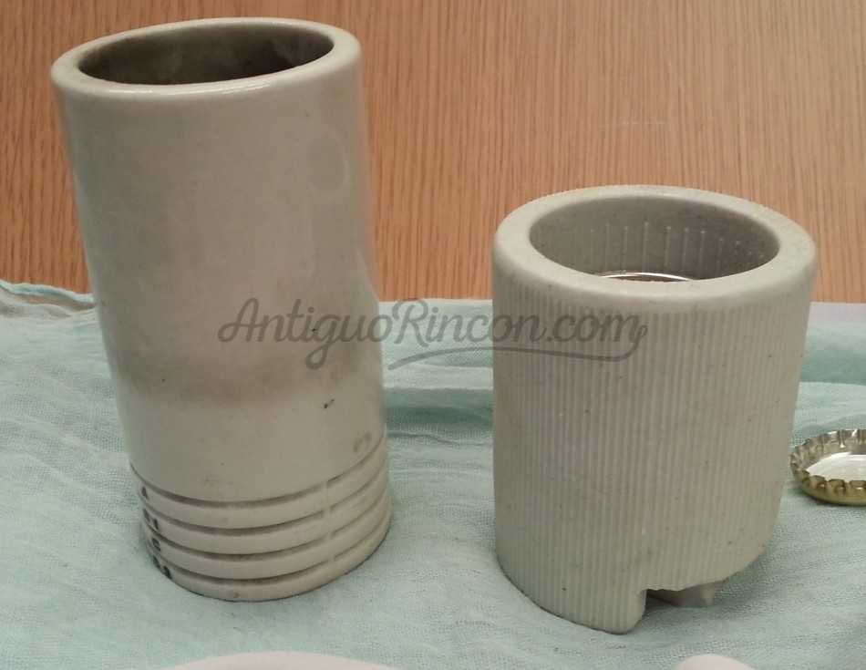 Casquillos en porcelana. Enorme tamaño. Pareja. Para bombillas gruesas. Casquillos en porcelana. Enorme tamaño. Pareja. Para bombillas gruesas.