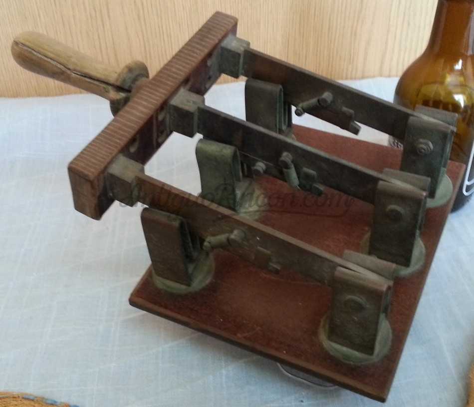 Interruptor antiguo de palanca de tres palas Interruptor antiguo de palanca de tres palas
