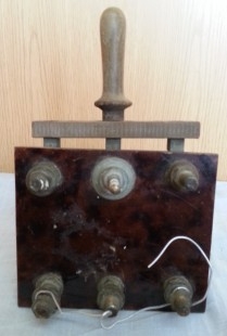 Interruptor antiguo de palanca de tres palas