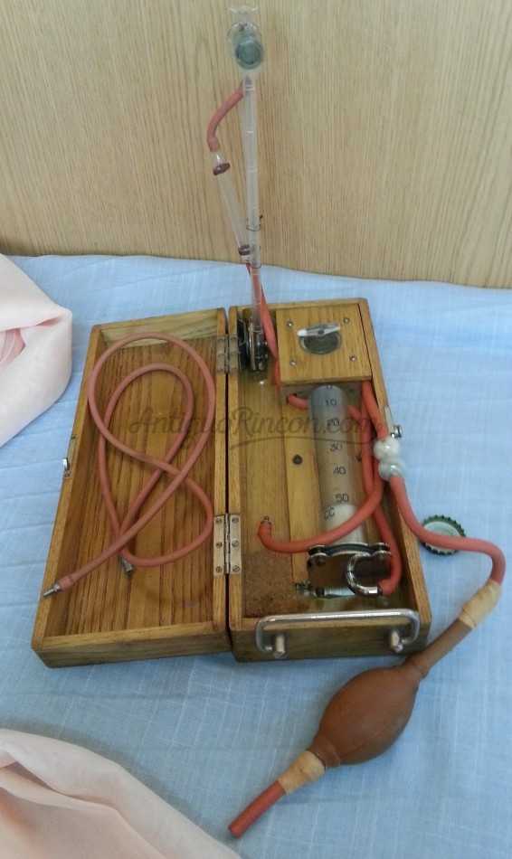 Anestesia. Antiguo aparato médico para aplicar anestesia.