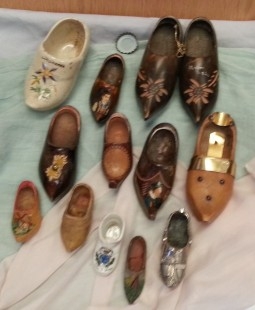 Zuecos en miniatura. Colección de 12 unidades de diferentes países.