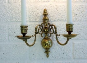 Candelabros en bronce de pared. Conjunto de 3 candelabros de doble brazo.