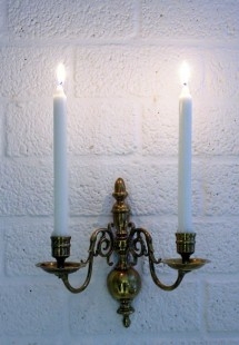 Candelabros en bronce de pared. Conjunto de 3 candelabros de doble brazo.