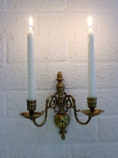 Candelabros en bronce de pared. Conjunto de 3 candelabros de doble brazo.