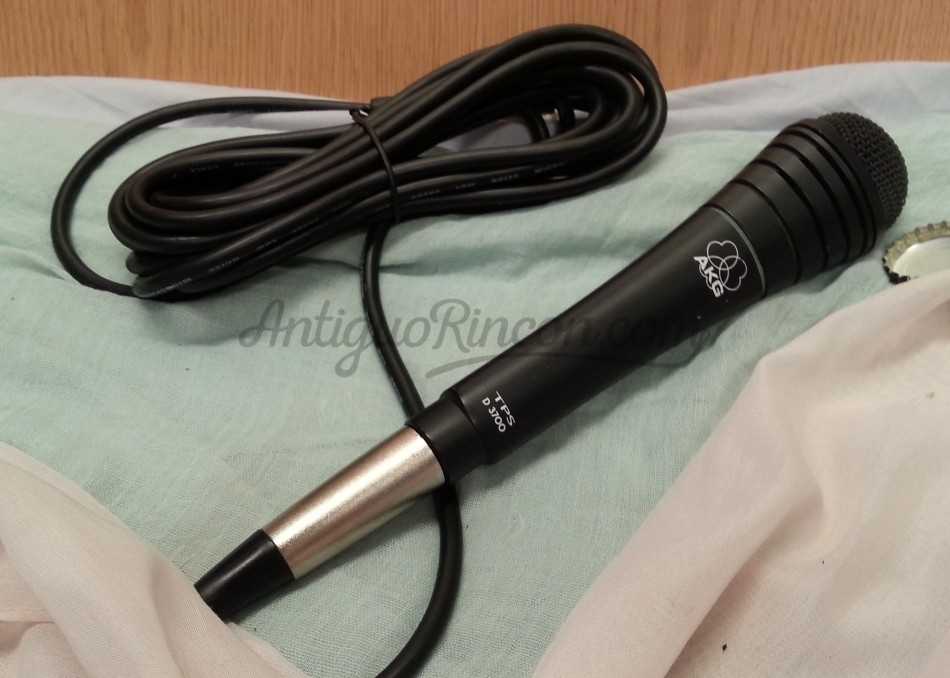 Micrófono años 90. Marca AKG. Funcionado. Con su cable original.