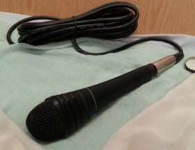 Micrófono años 90. Marca AKG. Funcionado. Con su cable original.