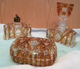 Perfumero y conjunto de tocador en vidrio. Antiguo. Años 20