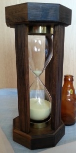Reloj de arena en madera y vidrio. Perfecto estado.