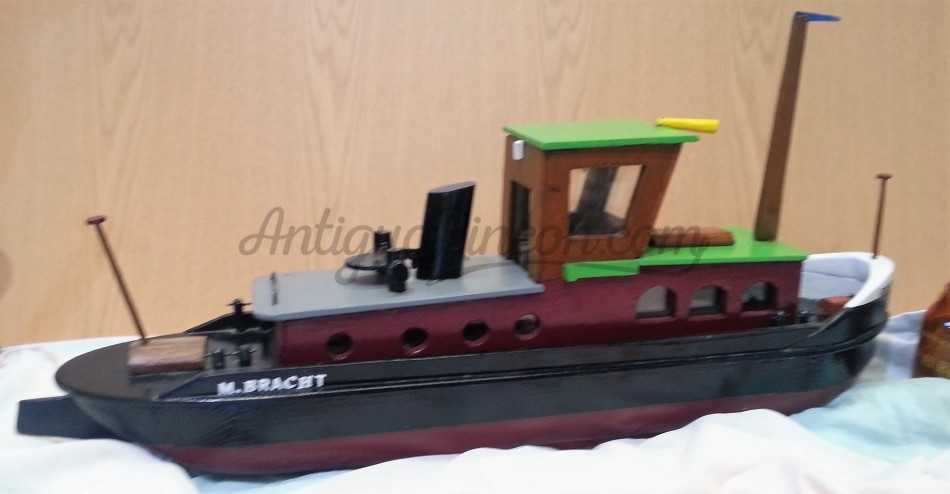 Barco años 70. Maqueta en pesada madera. Hecho a mano.