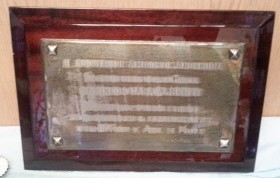 Placa trofeo. Sobre marco de madera con soporte. Años 80
