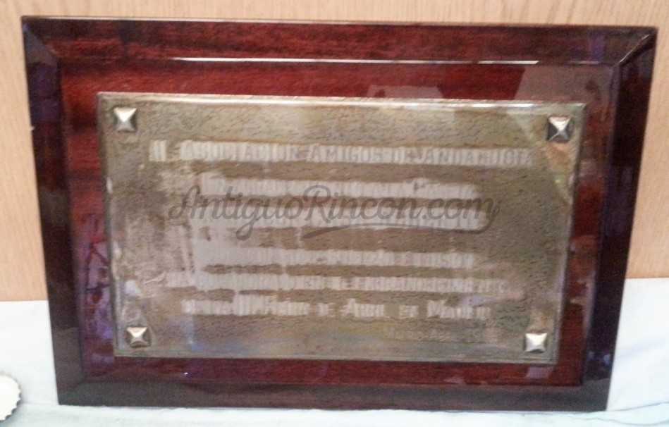 Placa trofeo. Sobre marco de madera con soporte. Años 80