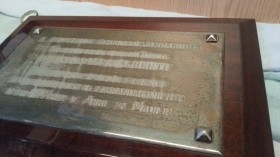Placa trofeo. Sobre marco de madera con soporte. Años 80