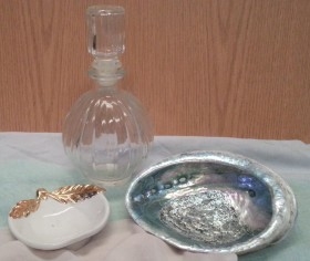 Conjunto de frasco perfumero y gran concha de nacar.