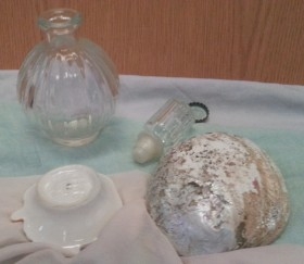 Conjunto de frasco perfumero y gran concha de nacar.