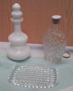 Conjunto de frasco perfumero y gran concha de nacar.
