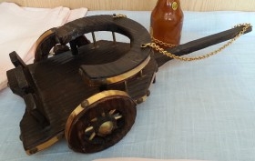 Botellero en madera con forma carro. Portabotellas.