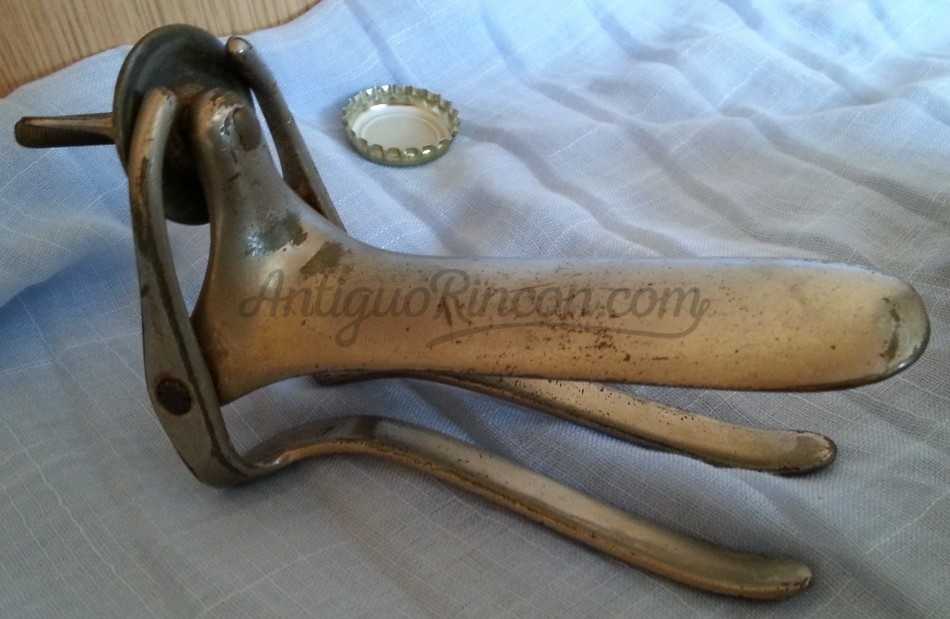 Espéculo vaginal vintage. Instrumental hospitalario. Espéculo vaginal vintage. Instrumental hospitalario.