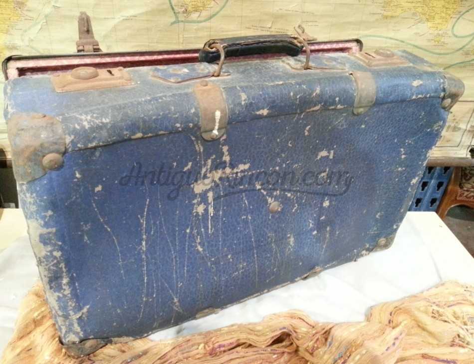 Maleta de los años 40. Cartón duro y metal. malo.