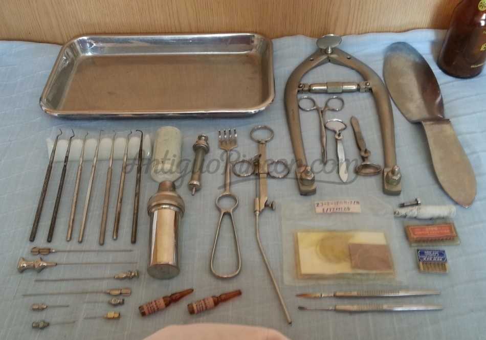 Instrumental quirúrgico con bandeja hospitalaria. 35 instrumentos médicos .