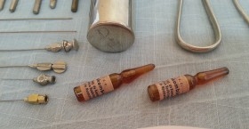 Instrumental quirúrgico con bandeja hospitalaria. 35 instrumentos médicos .
