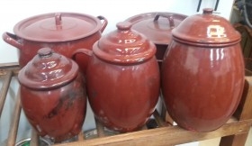 Cacharros de cocina para decorados. Alquiler o venta. Multitud de antiguos objetos de cocina rústica.