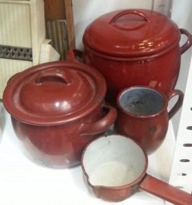 Cacharros de cocina para decorados. Alquiler o venta. Multitud de antiguos objetos de cocina rústica.